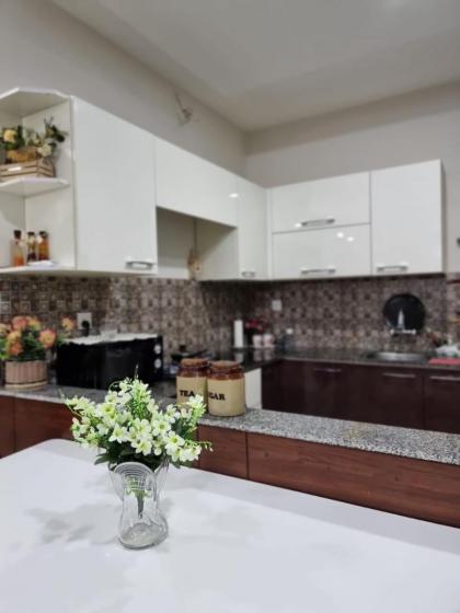 Three Bed Attached Bath Netflix Wifi Smart TV Parking Near Airport - image 11