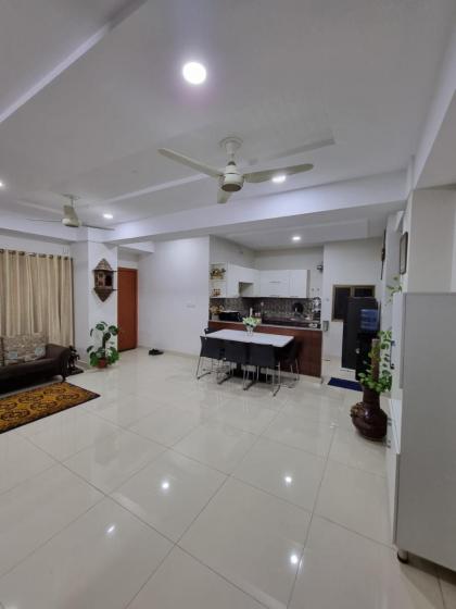 Three Bed Attached Bath Netflix Wifi Smart TV Parking Near Airport - image 17
