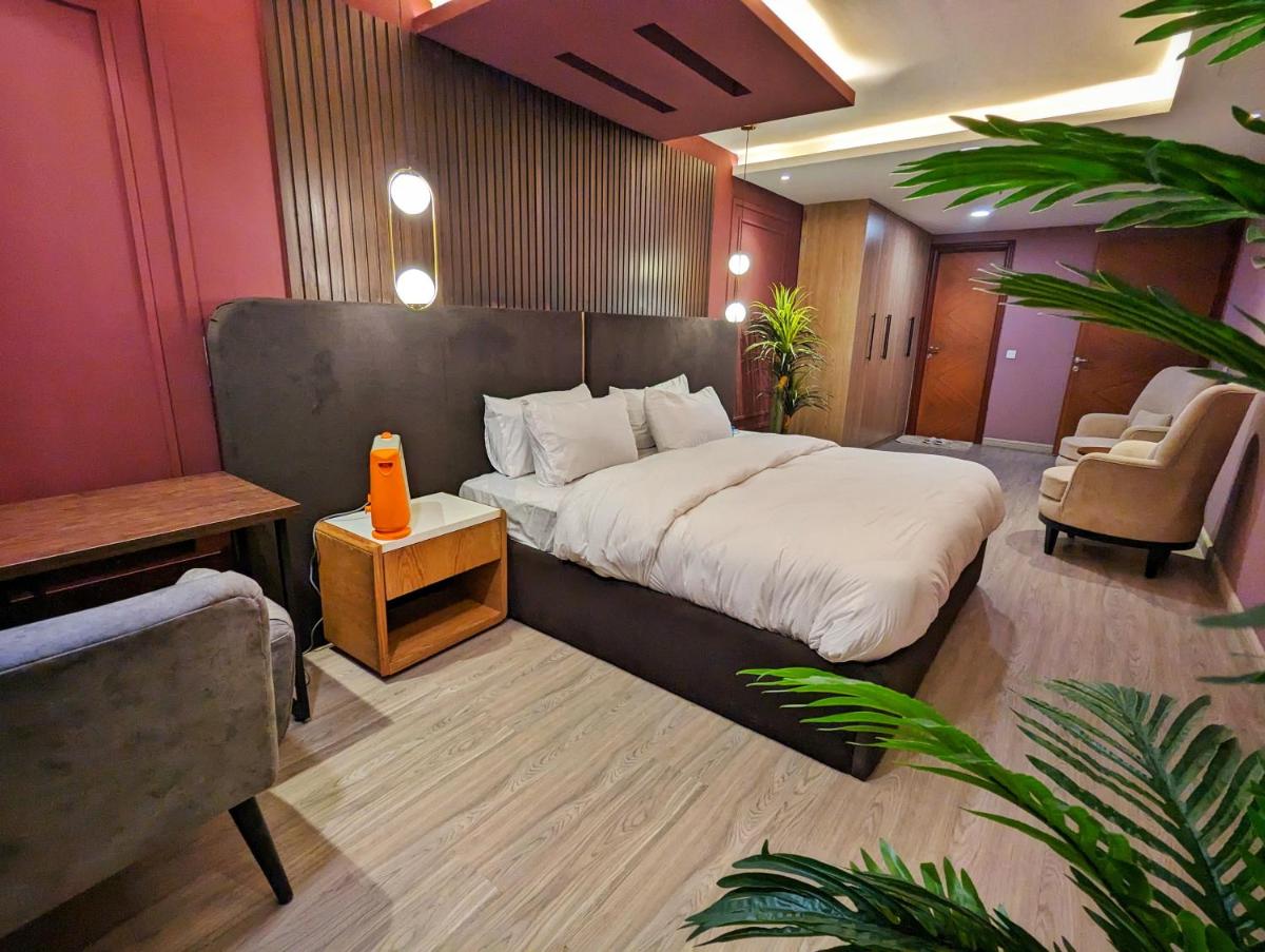 Goldcrest Mall Three-bed Luxury Suite - main image