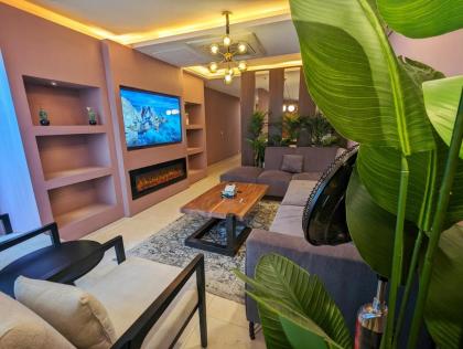 Goldcrest Mall Three-bed Luxury Suite - image 10