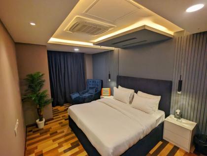 Goldcrest Mall Three-bed Luxury Suite - image 12