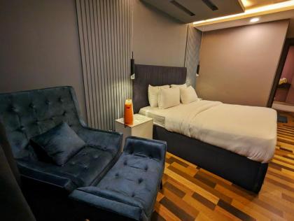 Goldcrest Mall Three-bed Luxury Suite - image 13