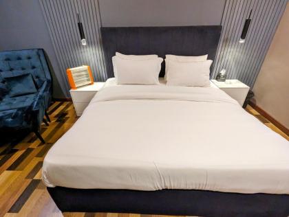 Goldcrest Mall Three-bed Luxury Suite - image 16