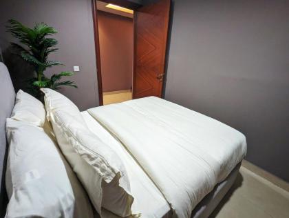 Goldcrest Mall Three-bed Luxury Suite - image 18