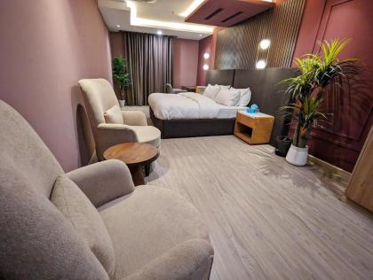 Goldcrest Mall Three-bed Luxury Suite - image 2