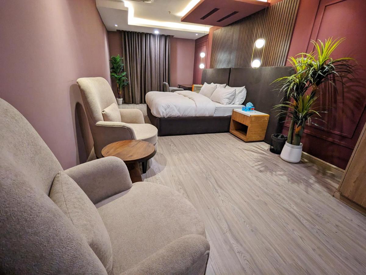 Goldcrest Mall Three-bed Luxury Suite - image 2