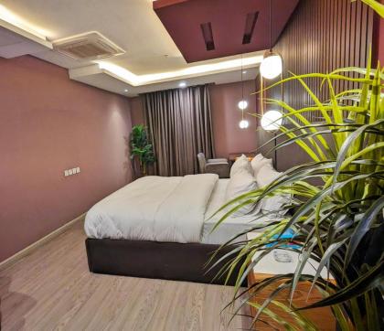 Goldcrest Mall Three-bed Luxury Suite - image 3