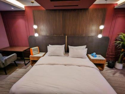 Goldcrest Mall Three-bed Luxury Suite - image 4