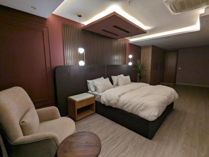 Goldcrest Mall Three-bed Luxury Suite - image 8