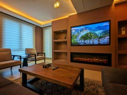 Goldcrest Mall Three-bed Luxury Suite - image 9