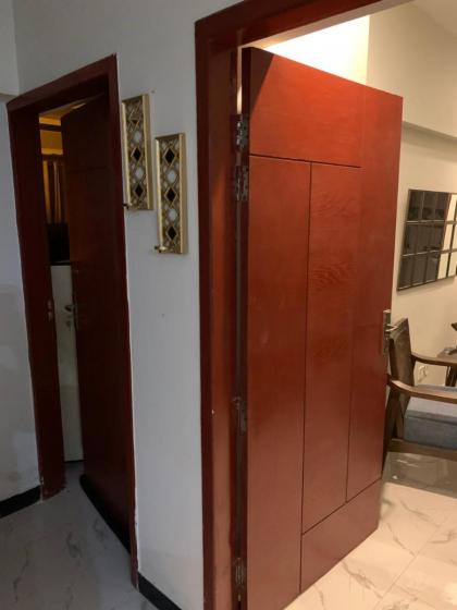 Newly Furnished Modern 3bed Apartment - image 8