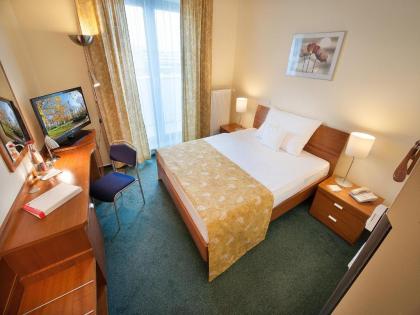 Ramada Airport Hotel Prague - image 17