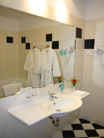 Ramada Airport Hotel Prague - image 2
