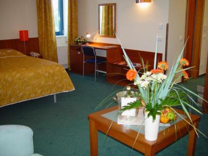 Ramada Airport Hotel Prague - image 3