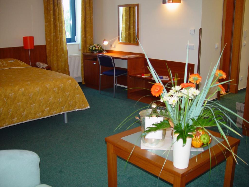 Ramada Airport Hotel Prague - image 3