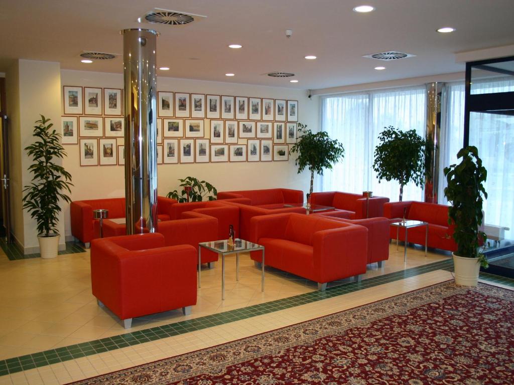 Ramada Airport Hotel Prague - image 6