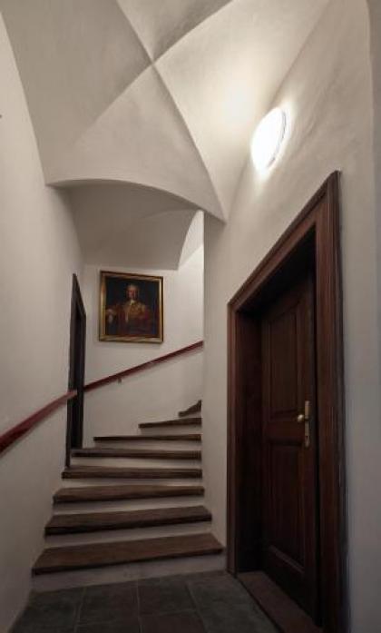 Queen Bee apartments - image 16