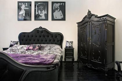 tragic Kiss Luxury Romantic Atelier Prague 