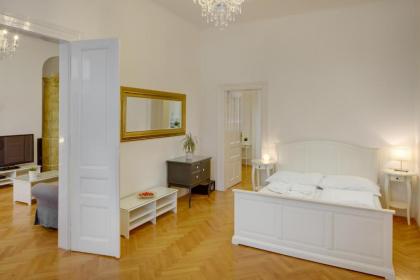 Karlova Old Town Apartment - image 4