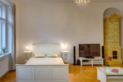 Karlova Old Town Apartment - image 5