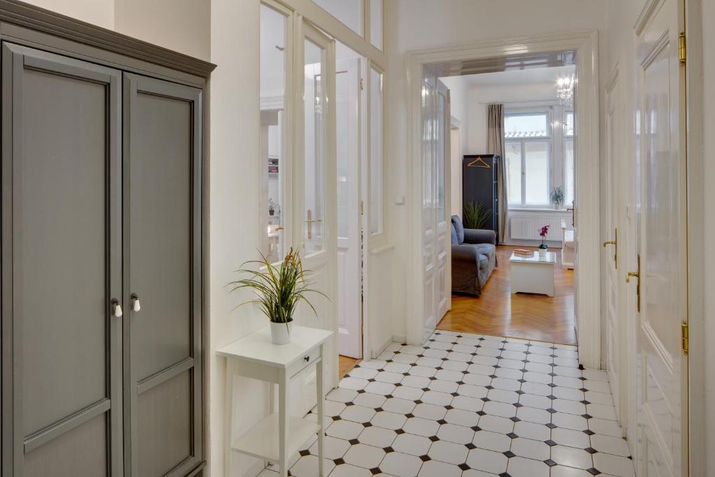 Karlova Old Town Apartment - image 7