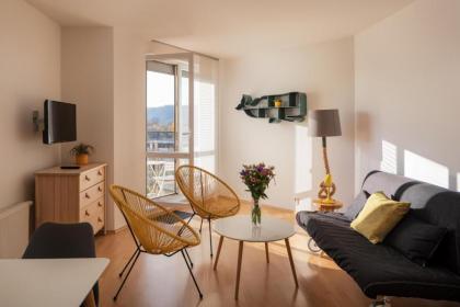 Sunny Apartment in modrany by Prague Days 