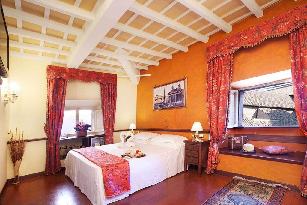 Pantheon Inn - main image