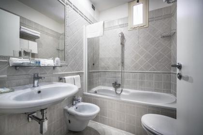 Hotel Varese - image 10