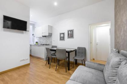 Navona & Pantheon Cozy Apartment - image 17