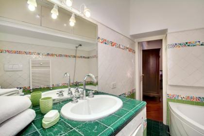 Stunning Pantheon Apartment - image 16