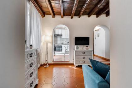 White Coronari Apartment - image 1