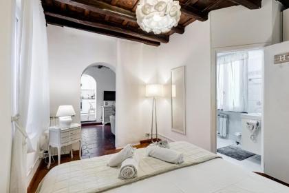 White Coronari Apartment - image 10