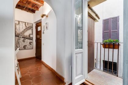 White Coronari Apartment - image 11