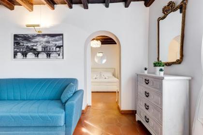 White Coronari Apartment - image 2