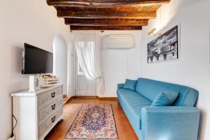White Coronari Apartment - image 4