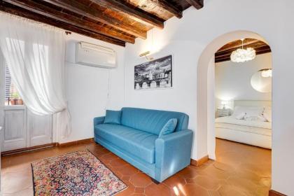 White Coronari Apartment - image 5