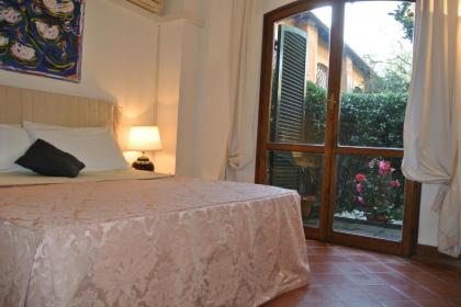 The Palatine Garden Apartment - image 5