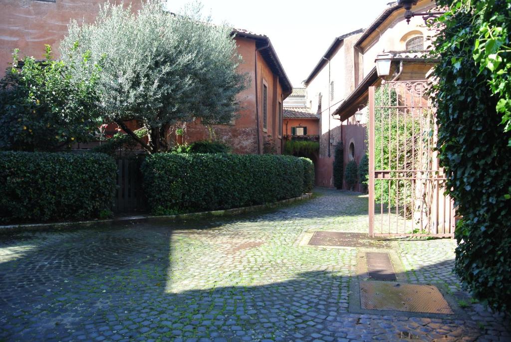 The Palatine Garden Apartment - image 6