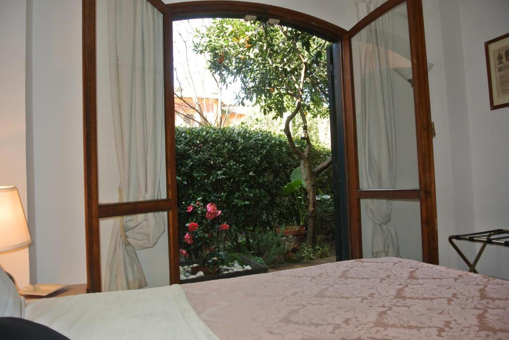 The Palatine Garden Apartment - image 7