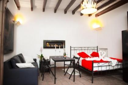Campo De Fiori Apartment - image 2
