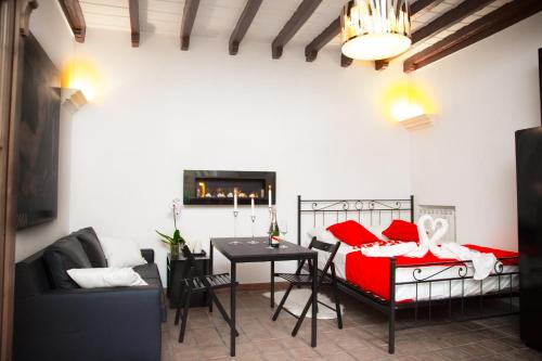 Campo De Fiori Apartment - image 2