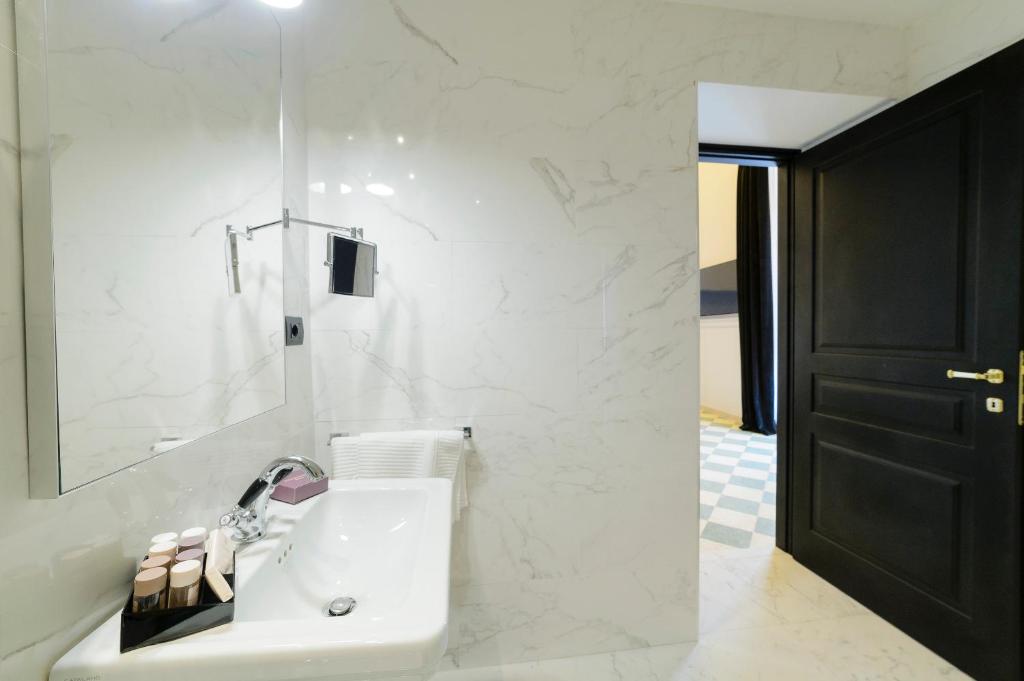Roma Luxus Hotel - image 2