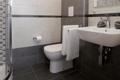 J24 B&B - image 10
