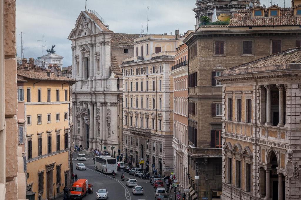 Prestigious Apartment Piazza Navona - image 5