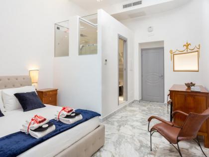 Queen Palace Suites - image 1