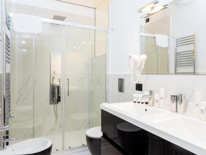 Queen Palace Suites - image 5