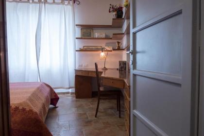 Glorioso Stylish Apartment - image 13