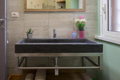 Glorioso Stylish Apartment - image 15