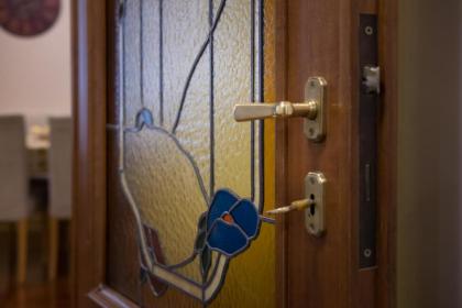 Glorioso Stylish Apartment - image 17