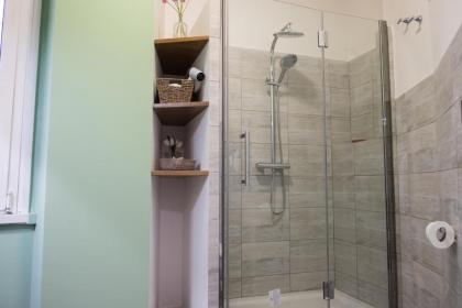 Glorioso Stylish Apartment - image 18